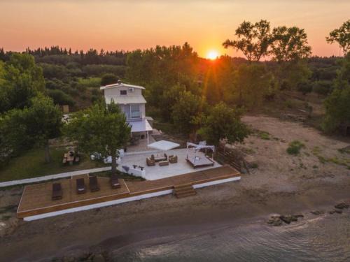 Molos Villa | BEACH GEM