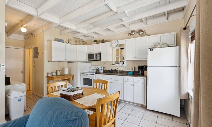 Laguna Beach Cottage | Beach getaway 100 yards from the beach.
