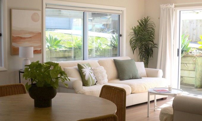 Gisborne Apartment | Beach Guest House - directly across the road from Wainui beach