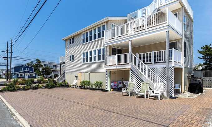 South Beach Haven House | Beach Haven Beach Block - 3rd house from beach - 2 private decks & so much more.