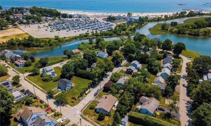 Waterford House | Beach Haven, Family getaway-walk to beaches