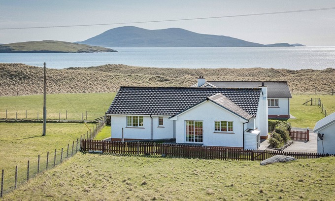 Harris Cottage | Beach holiday home 5 minutes' walk to Luskentyre Beach