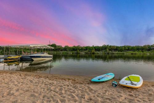 Kingsland House | Beach House 2 on Lake LBJ - Sleeps 24