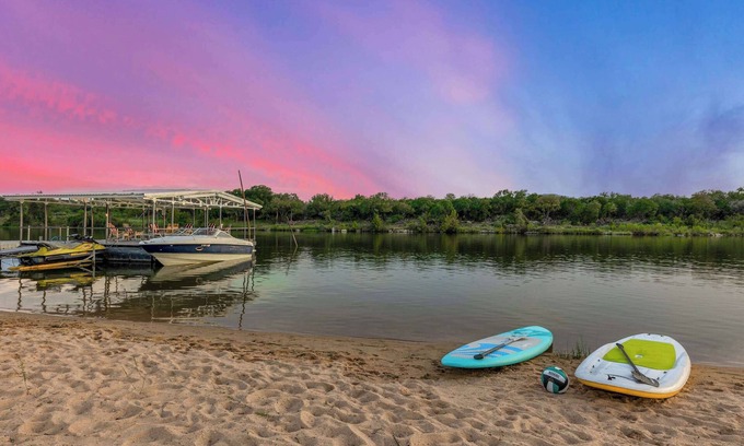 Kingsland House | Beach House 2 on Lake LBJ - Sleeps 24