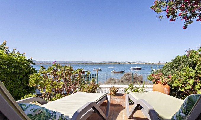 Praia de Faro Villa | Beach house, 2 steps from the ocean!