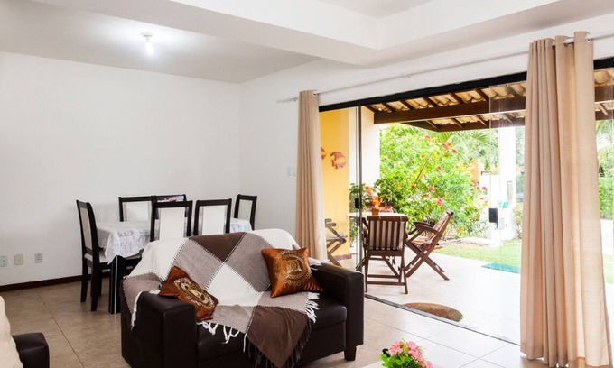 Flamengo House | Beach house 200m from the beach in a condominium, swimming pool, barbecue, pets allowed!