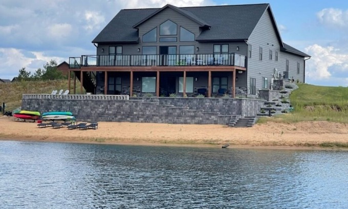 New Lisbon House | Beach house near Castle Rock Lake.