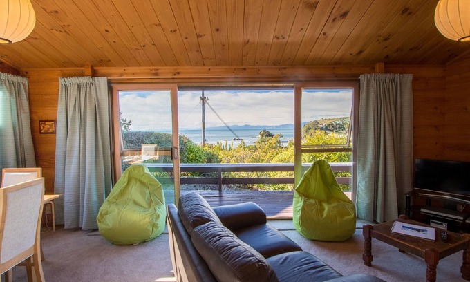 Ngaio Bay Cottage | Beach House on the Ridge - Kaiteriteri House