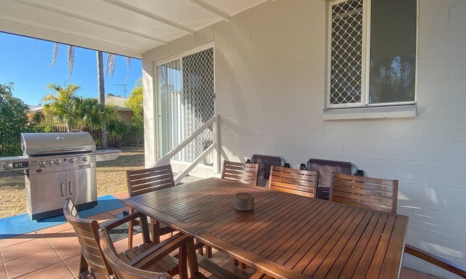 Traviston House | Beach House on Burrum- Close to beach- 3BR- WIFI-FOXTEL