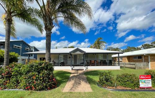 Traviston House | Beach House on Burrum- Close to beach- 3BR- WiFi-Foxtel
