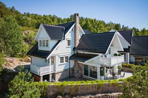 Holmsbu House | Beach House With Multiple Terraces In Holmsbu