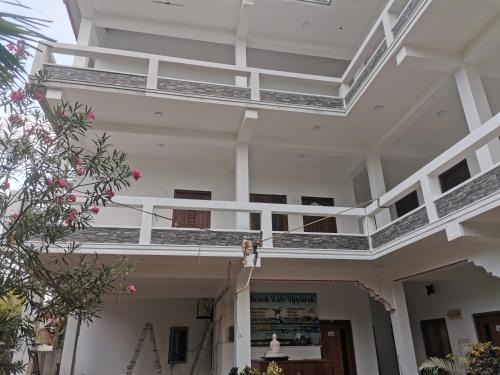 Uppuveli Hotel | Beach life long beach resort