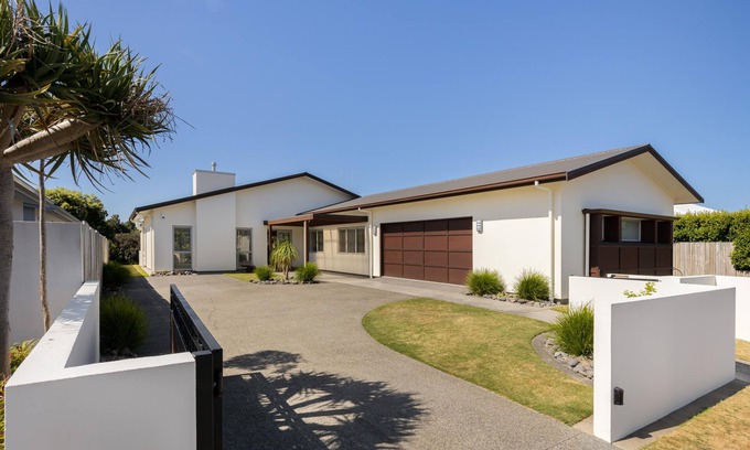 Papamoa Beach House | Beach paradise with great entertaining. 15min walk to beach & 5min walk to shops