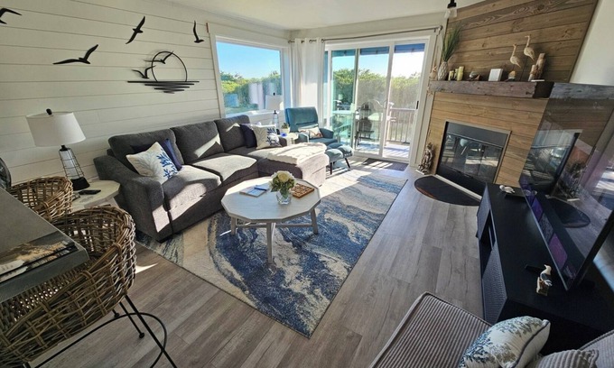 Ocean Shores Condo | Beach Please! Full Cozy Condo In Ocean Shores with Private Deck