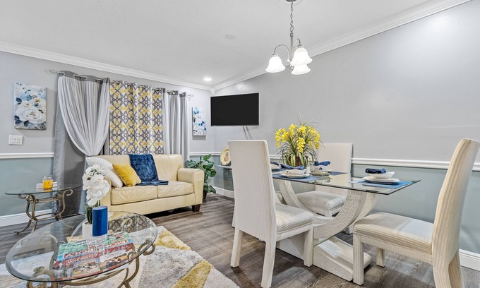 Pineapple Grove Arts District Condo | 🌟Beach Retreat in Downtown Delray🌟King Bed 🌟Fast Wi-Fi🌟 Free Parking🌟