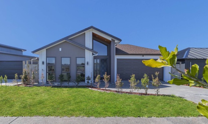 Clarks Beach House | Beach Revival – Clarks Beach Holiday Home