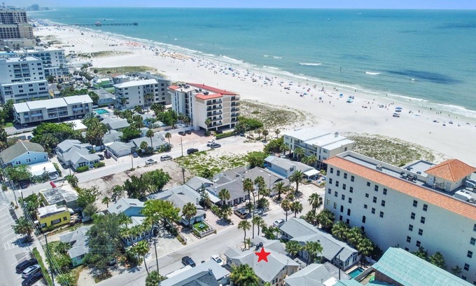 Clearwater Beach House | Beach Side Cottage 20/Walk to the beach!