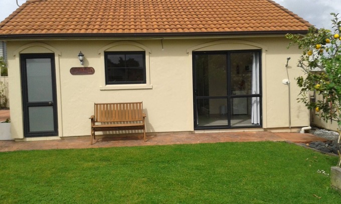 One Tree Point Apartment | Beach Studio with King size bed, a bathroom and kitchen, off street parking