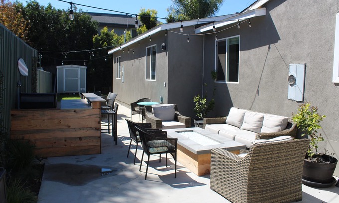 Downtown House | Beach Style Bungalow Disney/Knotts /Newport Beach1.2 mile to ocean.