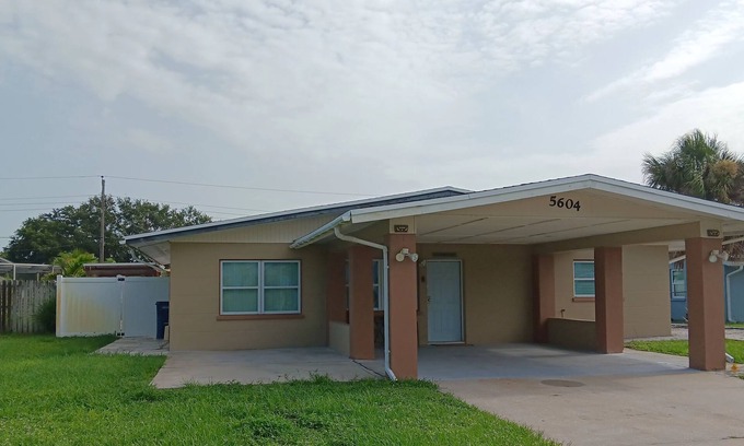 West Bradenton House | Beach Style House w/large backyard, close to fishing, canoeing, and beaches