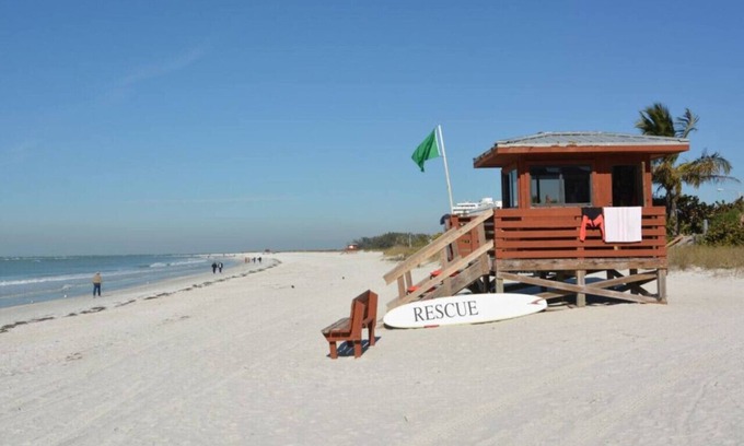 Ringling Estates House | Beach Therapy! Sophisticated St. Armand's Home