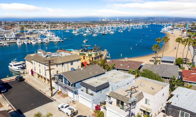 West Newport House | Beach to Bay View Townhouse - Steps to Everything!