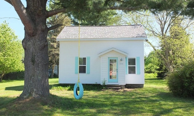 Frankfort Cottage | Beach Town Escape - NEWLY-REMODELED & GORGEOUS! GREAT LOCATION AS WELL!