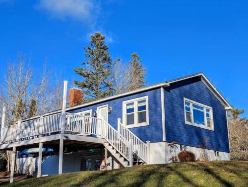 Sullivan House | Beach Vibes Acadia Cottage Fire pit Family Acadia sleeps 8