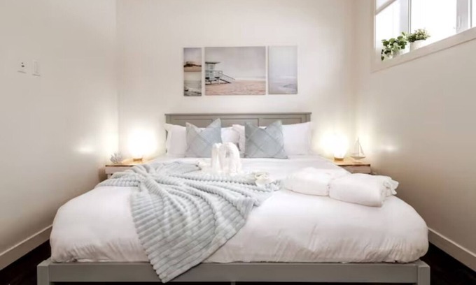 Jasper Place House | Beach Vibes - KING Bed - Fireplace - Garage - WiFin
