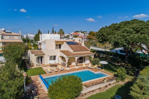 Sesmarias Villa | Beach villa Casa de Amanhã 450 mts to the beach with beautiful garden and heated saltwater pool