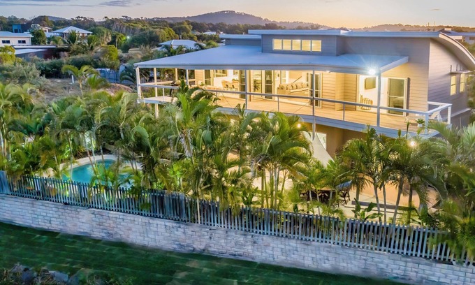 Agnes Water House | Beach Vista Agnes Water - luxurious beachfront with pool. pet friendly, air con & huge entertaining
