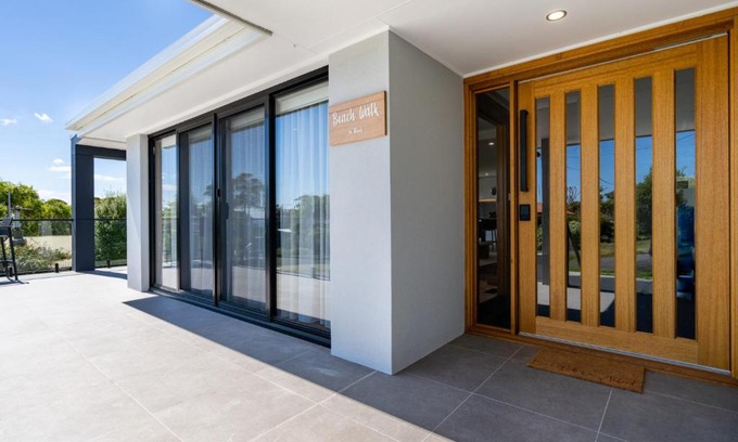 Bridport House | Beach Walk on Alfred