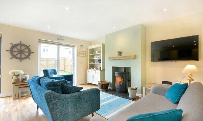 Beadnell Cottage | BEACH WALK, pet friendly, country holiday cottage in Beadnell