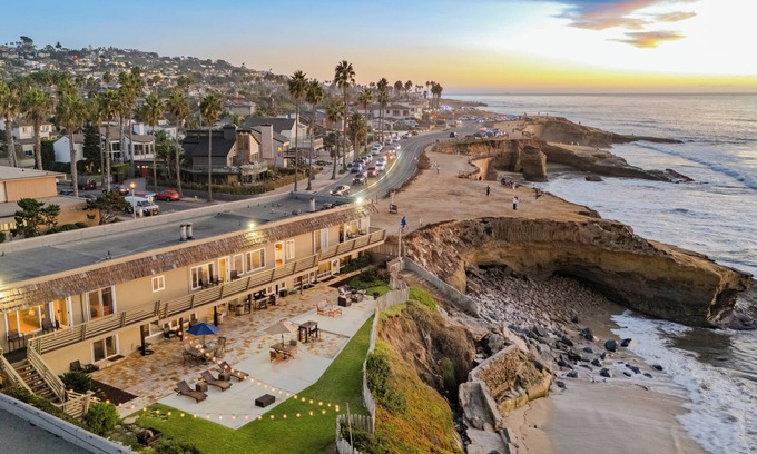 Sunset Cliffs House | Beachcliff 8 by AvantStay | 3BDR Oceanview Condo!