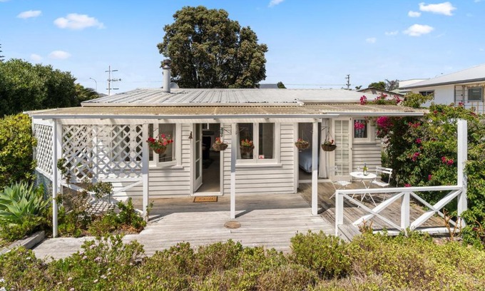 Papamoa Beach House | Beachcomber Bungalow - Papamoa Beach Holiday Home
