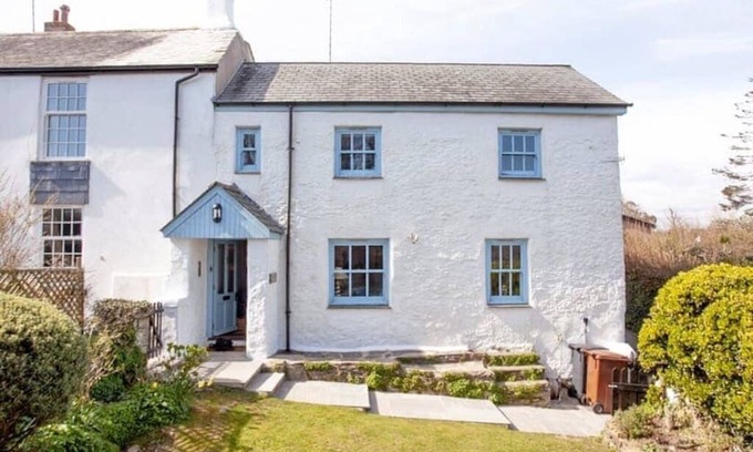 Burgh Island Cottage | Beaches, Countryside & Golf! Fabulous Cottage Sleeps 7 Close to Bigbury on Sea.