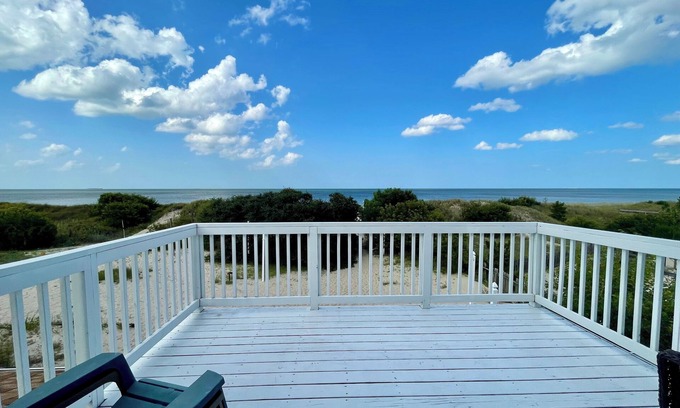 Bayview Apartment | Beachfront 2 Bed/1 Bath Apartment with Amazing View!