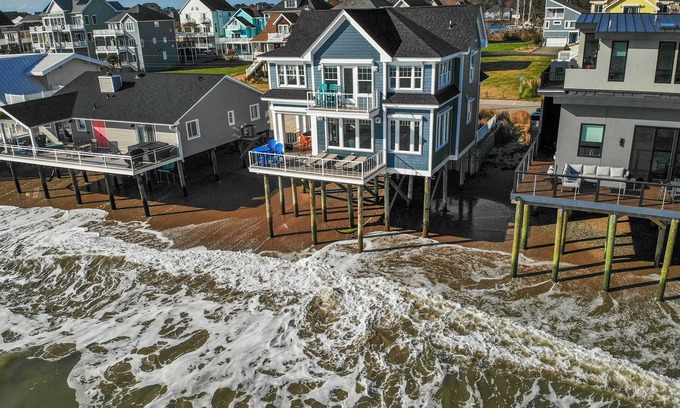 Hampton House | Beachfront 2 Dwellings, EV charger,25-30 mi to Busch gardens Jamestown VA Beach.