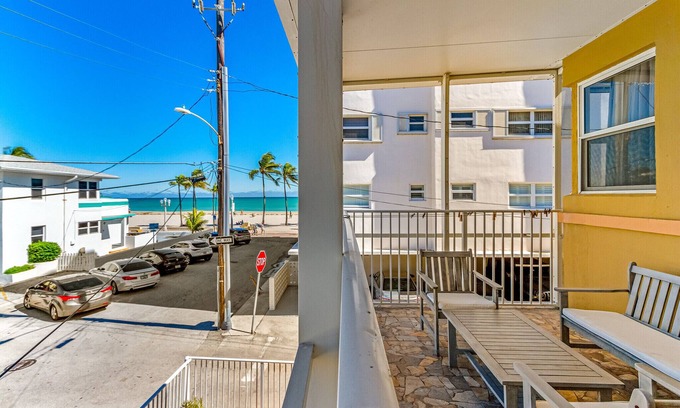 Hollywood South Central Beach Apartment | Beachfront 2 Story/3BRM/3BA/2 Ocean View Terraces/Free Parking