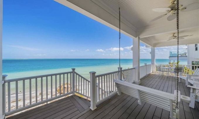 Anna Maria House | BeachFront 4/3/Amazing Views plus hot tub