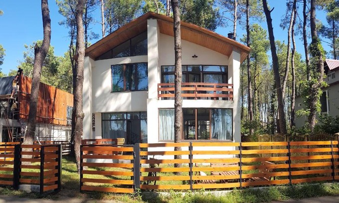 Ureki House | Beachfront 4-bedroom home in Kaprovani pine forest