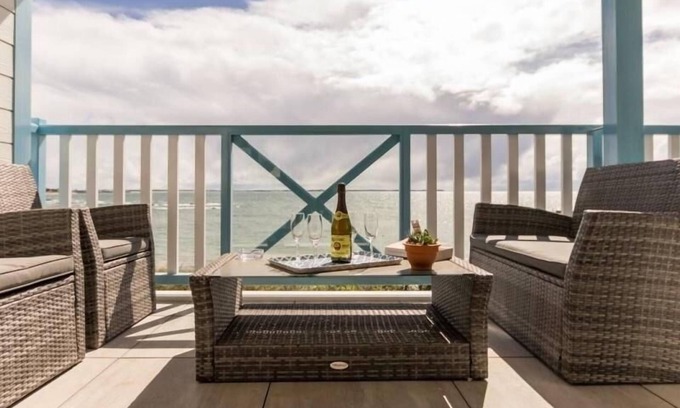 Piriac-sur-Mer Apartment | Beachfront Apartment with Stunning Sea Views, Wi-Fi, and BBQ Area