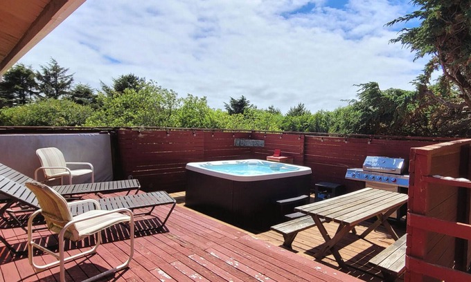 Ocean Shores House | Beachfront Cabin, Downtown, Hot Tub, Fully Fenced!
