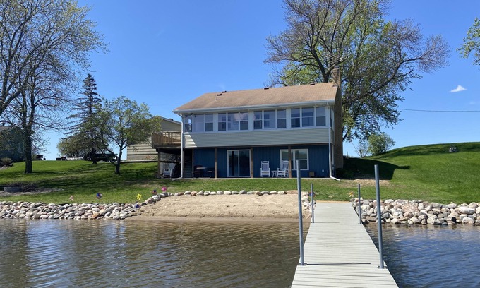 Annandale Cabin | Beachfront Cabin with Lake Views & Harry Potter Room