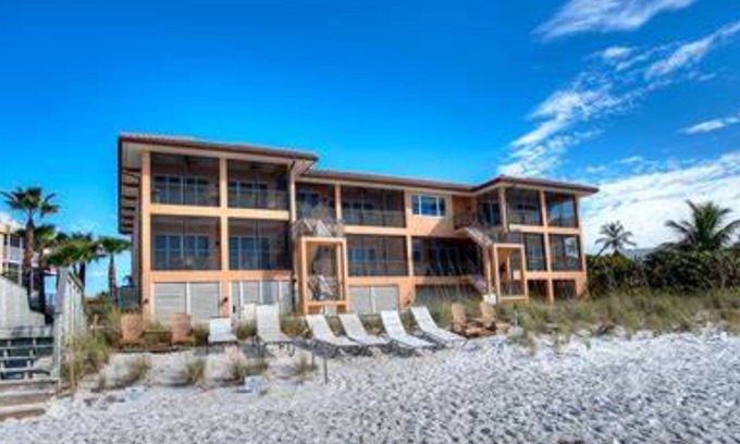 Bradenton Beach Condo | Beachfront condo with gorgeous view of the gulf.
