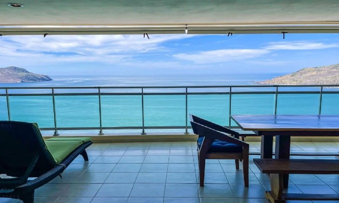 Zona Dorada Condo | Beachfront Condo-Indulged Relaxation