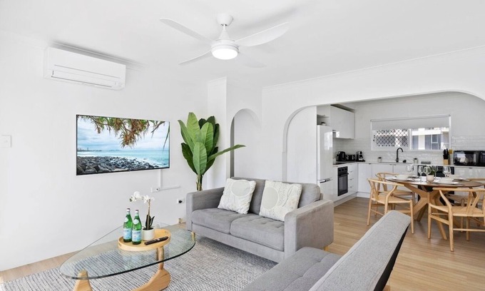 Broadbeach Apartment | Beachfront Escape Broadbeach - 2BD, Pool, Sleeps 7