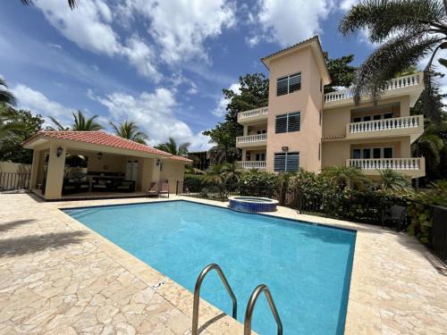 Guayabo Apartment | Beachfront Getaway at Ocean View Castle Condo