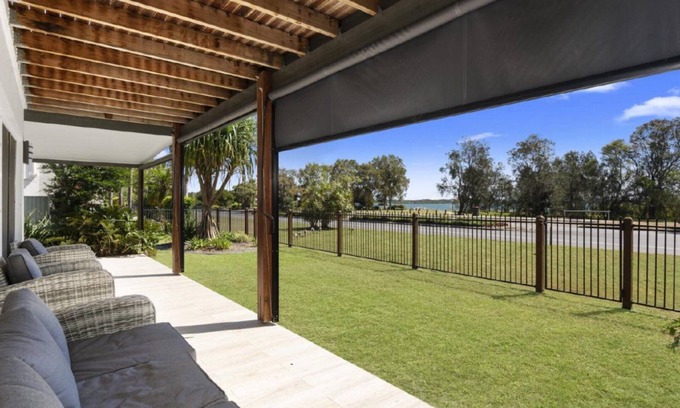 Banksia Beach House | BEACHFRONT HOLIDAY HOUSE