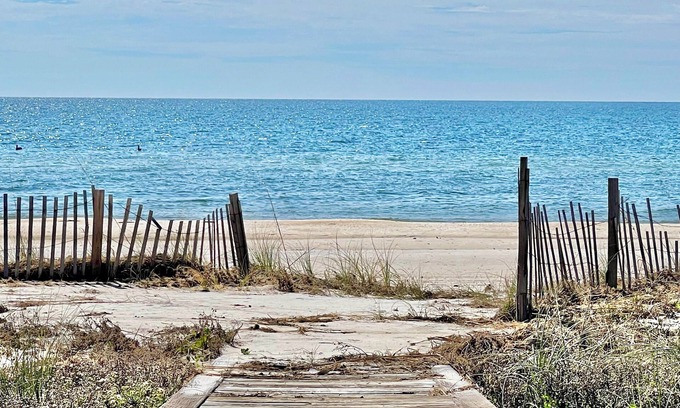 East End House | Beachfront, Hot Tub, Pet Friendly 5 BR, Community Pool